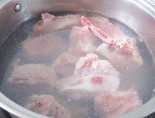 Luộc sờn sơ qua từ 5-6 phút.