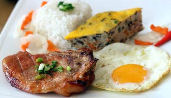 Dù đây chỉ là một xe cơm tấm lề đường nhưng nhìn các món bày biện siêu hấp dẫn, nhìn là chỉ muốn ăn ngay