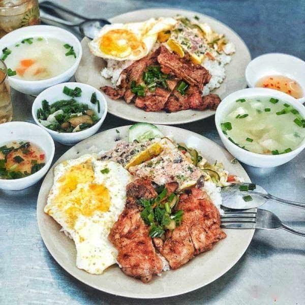 Cơm tấm Mai Hương có miếng sườn to gần bằng đĩa cơm, rất dày và được ướp đầy đủ gia vị