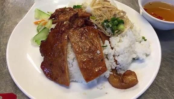 Cả đồ ăn và đồ uống của quán đều ngon mà thường xuyên có ưu đãi theo combo giảm 35 đến 40% nên ăn xịn mà giá phải chăng