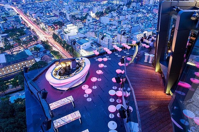 Chill Skybar là một quán cà phê trên tầng thượng ở Quận 1 