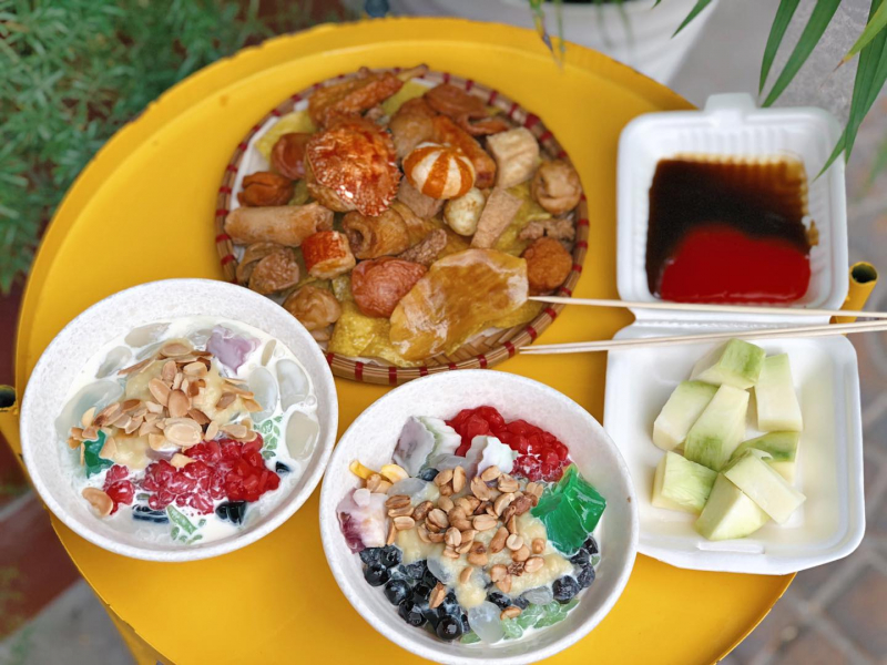 Ngoài chè thì tại quán còn bán cả đồ chiên
